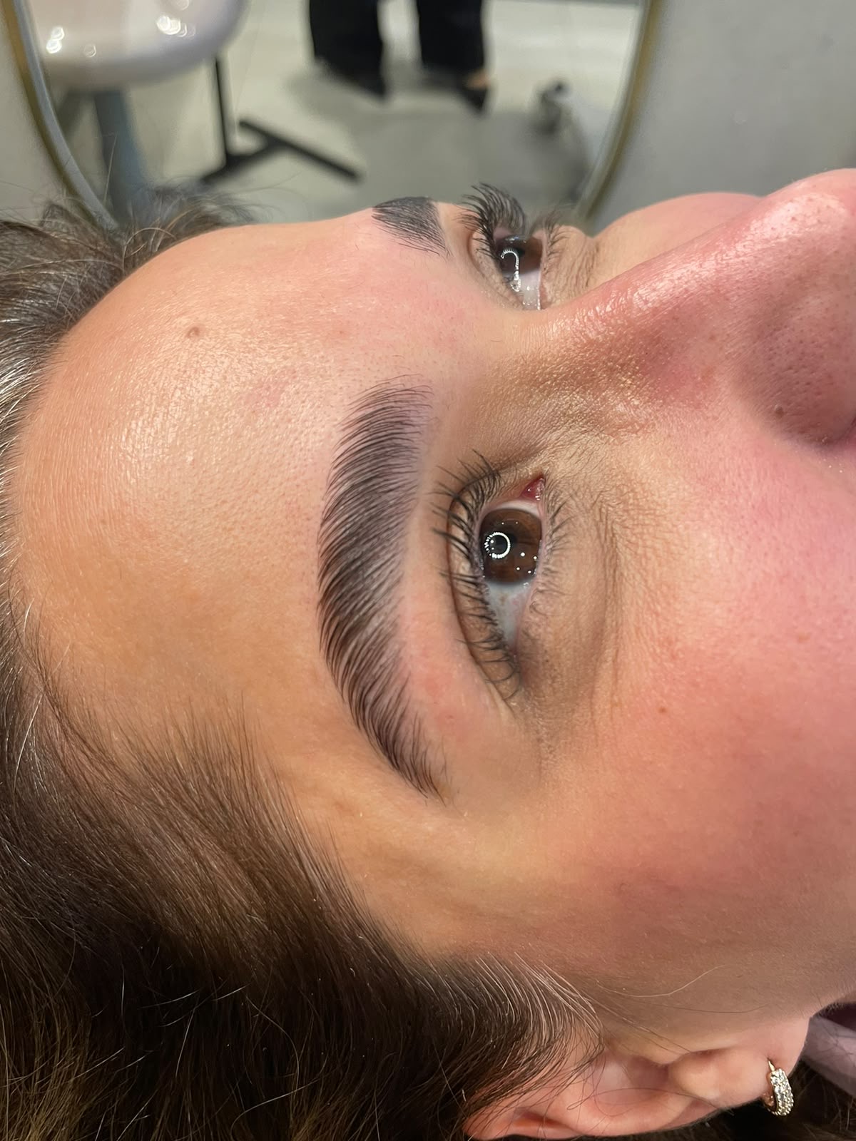 Resultado de brow lamination em close editorial